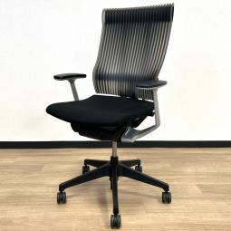 【背もたれにエラストマー樹脂を採用！長時間の着座でも疲れない、からだに馴染む座り心地】■イトーキ（ITOKI）製　スピーナ　ハイバック固定肘かけ付き　■ブラック　【2508】弊社使用欄【A01031358】