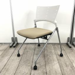 コンパクトな収納が可能なチェアで設置・撤去が便利！軽快なデザインと安定感のある座り心地が人気のミーティングチェア！
■イトーキ/マノス/サンドイエロー　ネスティングチェア