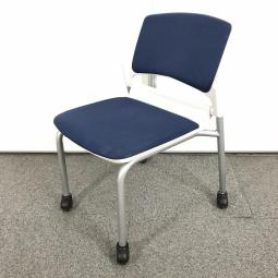 【在庫入替セール品】【ミーティング用に最適のキャスター付きスタッキングチェア！】■ウチダ製 (UCHIDA)　MF-180シリーズ　スタッキングチェア　肘無し　キャスター付き  ※ゴムキャスター　■ダークブルー 【弊社使用欄：A00983370】