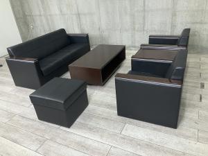 【レザー調の高級感のある応接セット！】■イトーキ（ITOKI）　L-20シリーズ　応接セット一式　■1人用ソファ2台・3人用ソファ1台・センターテーブル・スツール　■ソファー：ブラック　テーブル：木目調ブラウン 【ABW商材】【関東倉庫在庫品】【弊社使用欄：A01027734】