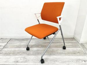 【在庫入替セール品】【定価約5万円】【肘付きで長時間の会議も安心の座り心地】【背もたれクッション無しモデル】■コクヨ　ピエガ　ネスティングチェア ■オレンジ