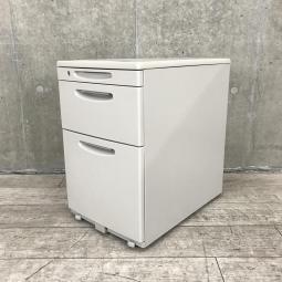 【9/9・7台入荷予定】【天板の把手とキャスターで移動がらくらく！シンプルでスタンダードな3段ワゴン！】■オカムラ（okamura）製　SD-Vシリーズ　3段ワゴン　デスクインワゴン　H610mm　■ライトグレー　■シリンダー錠