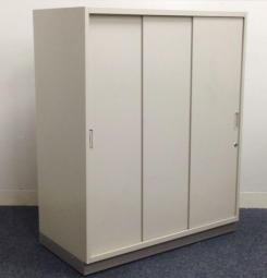 【在庫入替セール】【2台限定】【W900の定番サイズ】イトーキ シンライン ローキャビネット 引き違い(スライド式)書庫 グレー 収納庫 本棚 収納ラック 棚 収納家具 中古 オフィスバスターズ心斎橋店