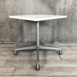 【在庫入替セール】【1台限定】【フレキシブルに使えるキャスター付テーブル！リフレッシュスペースにもオススメ！】■オカムラ(okamura)製　アプションフリーシリーズ　角テーブル　ミーティングテーブル　W700×D700×H720mm　単支柱　■ホワイト　■キャスター付【T9】
