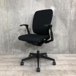 【背のハイ・ロー切替が出来る！】　【「汚れにくさ」から生まれたスタイリッシュデザインのOAチェア】　■イトーキ（ITOKI）製　fulgo（フルゴ）チェア　肘付ハイバック　■可動肘　■色：ブラック