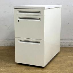 オカムラ　アドバンス　3段脇机　ホワイト　シリンダー錠　H720のデスクのお供に　A4ファイル×2段＋ペントレーの3段収納【愛知・名古屋・豊田・静岡・浜松】