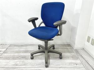 【定価約9万円】【コスパとコンパクトサイズで選ぶならこのチェア！スマートで機能性の高いプレーゴ！】■イトーキ（ITOKI）製　プレーゴ（Prego） チェア　肘付き　ハイバックチェア　■可動肘　■ウルトラマリンブルー×グレーシェル