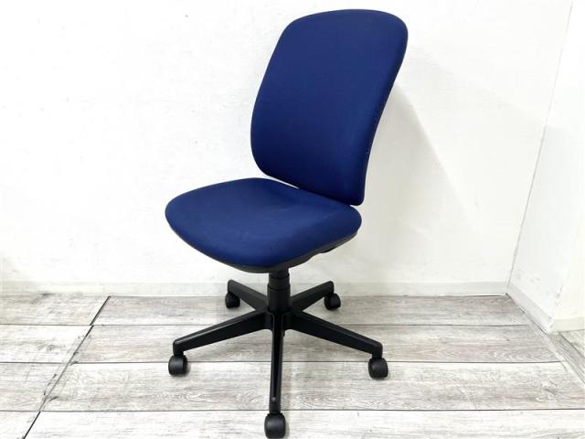 【おつとめ品】【シンプルなのに上質・座る人を選ばないフィット感!】■プラス製 (PLUS) プリセア (Presea) ミドルバック肘無 ■ブルー ※使用感の強い商品になります。