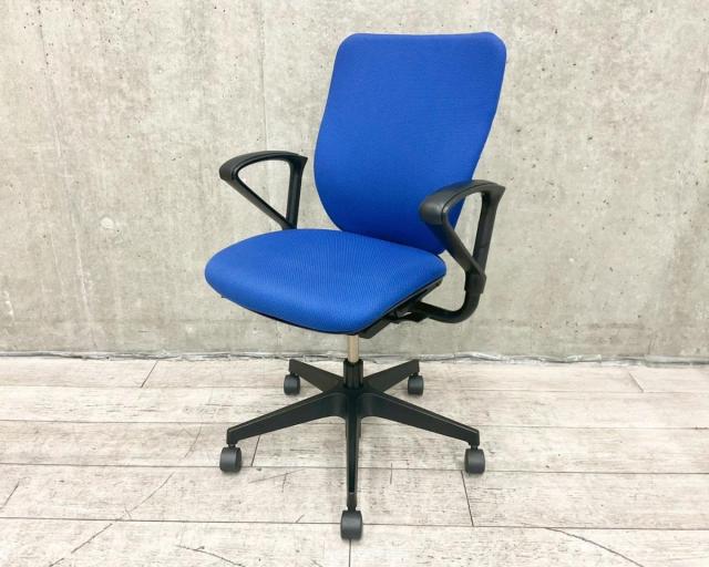 【在庫入替セール品】【一人ひとりにマッチする座り心地！使いやすさ抜群の人気オフィスチェア！】■イトーキ（ITOKI）製　プラオ（PRAO）　肘付き　ハイバック　■サークル肘　■ランバーサポート付　■色：ストロングブルー×ブラックシェル【弊社使用欄：A01019710】