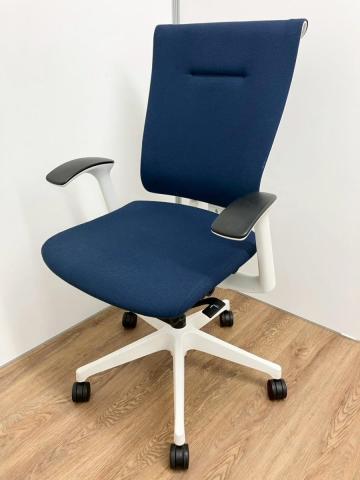 【4脚限定入替セール品につきお値下げ！イトーキの高級チェア 】■イトーキ（ITOKI）　セレーオチェア (celeeo)　プレーンクロス　肘付き　固定肘