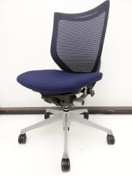 【在庫入替えセール！】【オフィスの執務室、会議室におすすめ！】■オカムラ（okamura）製　バロン（Baron）チェア　ローバック　肘無し　■背面メッシュ　■ハンガー付　■色：ネイビーブルー×ブラックシェル【国産メッシュチェアの代表格！】【AD】