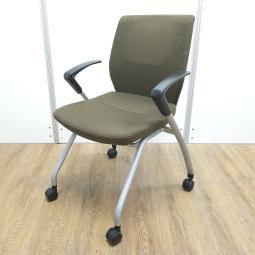 【T11】【商品入替のため、残り2脚限り】コクヨ製　スタイラ　ダークグレージュ　肘付　ミーティング　ネスティング　収納　会議　ネスティングチェア！！