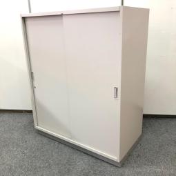 【スライド引き戸だから開閉スペースに困りません！人気の引き違い書庫！】■イトーキ（ITOKI）製　シンラインシリーズ　引違い書庫　2枚戸タイプ　ローキャビネット　■シリンダー錠　■グレー　■ベース付き