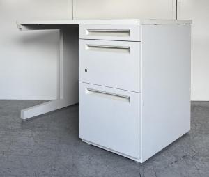 【在庫入替品】（コスト重視の方におすすめ）【収納も充実！省スペースにおすすめの横幅1000㎜のワークデスク！】■ウチダ（UTIDA）製　スカエナシリーズ　片袖机　■W1000×D600ｍｍ　■ホワイト　■シリンダー錠　■引き出し/右袖3段のみ　※ペントレー・仕切り板の部材欠け多数