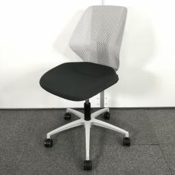 【オフィスに新しい風を吹き込むライトタスクチェア！】【腰回りをしっかりサポート！】■イトーキ製（ITOKI）製　キュアチェア（QuA）　肘無　ミーティングチェア　5本脚　■背面樹脂メッシュ　■背面：ホワイト/座面：ダークグレー【2509】弊社使用欄【A01032806】