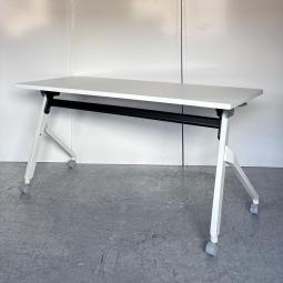 【10台入荷】【倉庫在庫品】【天板跳ね上げ式・キャスター付きのため収納にも便利！定番スタックテーブル！】■オカムラ（okamura）　フラプター（FLAPTOR）　サイドスタックテーブル　サイドフォールドテーブル　■W1500×D600㎜　■ホワイト　■幕板なし　オフィスバスターズ　東大阪店