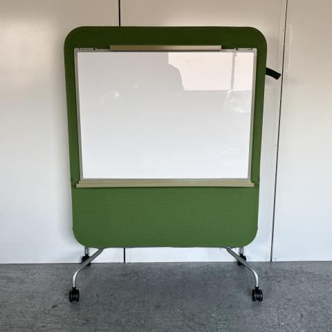 【ミーティングの必需品！キャスター付きで移動らくらく！壁面の色はレアなグリーン】■コクヨ製　片面ホワイトボード■キャスター・クロスカバー付　■ボード：ホワイト　クロスカバー：グリーン