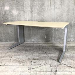 【スタイリッシュなデザインと機能性を兼ね備えたシンプルデスク！】■オカムラ(okamura)製　プロユニットシリーズ　平机　引き出し無　Ｌ字脚　W1400×D700㎜　■天板：木目ナチュラル/シルバー【弊社使用欄：A01033767】