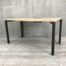 【おしゃれな木目＆ブラックデスク！ゆったり使用できる幅1400mm・便利なコンセント付き！】■イトーキ（ITOKI）製　アクトリンク(Act Link)シリーズ　四角テーブル　パーソナルテーブル（平机タイプ）　W1400㎜　■コンセント付　■天板：木目ナチュラル/4本脚：ブラック