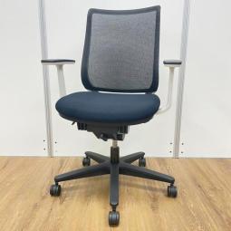 国内トップメーカー製の定番メッシュチェアが入荷！ホワイトフレームが良いアクセントに！/オススメ(おすすめ) /人気商品
■コクヨ/ミトラ/ブラック