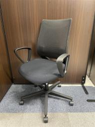 【すっきりと上質なデザイン！快適な座り心地を実現するオフィスチェア！】■コクヨ（KOKUYO）製　ミトラ2（Mitra2）チェア　肘付ローバック　■ブラック　■背面メッシュ　■固定肘（サークル肘）　■ランバーサポート付