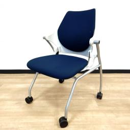■ミーティングチェア6脚セット！■お得なセット商品！■イトーキ（ITOKI）製　イプサ（ipsa）シリーズ　肘無ネスティングチェア　キャスター付　■ネイビーブルー× ホワイトシェル【シックな色合いではかどるミーティング！平行スタックで省スペース！】※埼玉本店撮影　【2508】弊社使用欄【A01030852】※