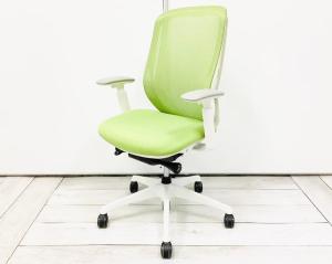 【ワーカーを支える機能を多数持つ人気チェア!優しい座り込みで姿勢も安定!】■オカムラ製 シルフィー 肘付ハイバックチェア 背面メッシュ ■可動肘 ■座面:ライムグリーン 脚:ホワイト オフィスバスターズ 東大阪店