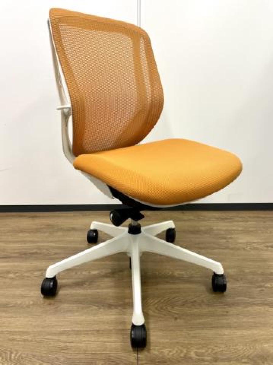 at　オカムラ　シルフィーチェア　ローバック　固定肘　前傾機能　メッシュ　中古品 中古】シルフィー オカムラ/okamura 肘付ローバックチェア 532073
