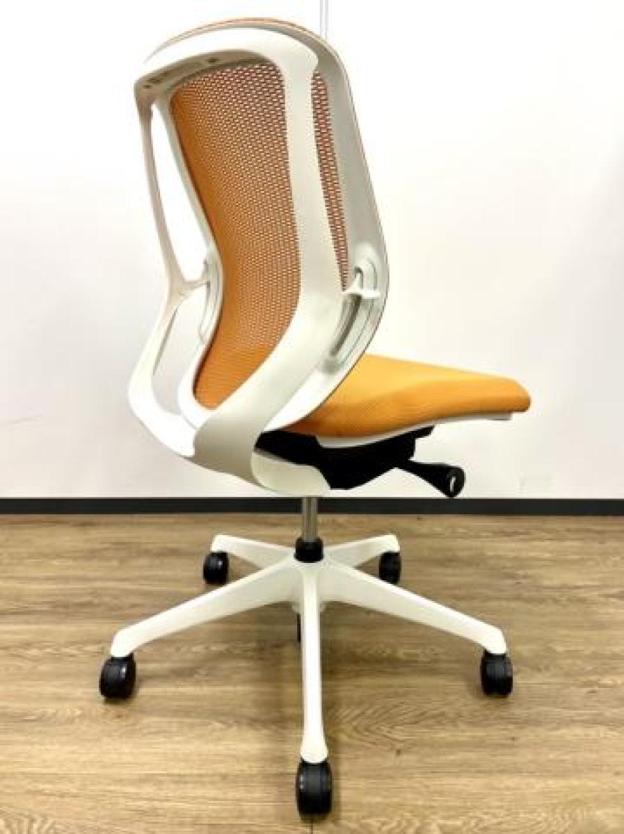at　オカムラ　シルフィーチェア　ローバック　固定肘　前傾機能　メッシュ　中古品 中古】シルフィー オカムラ/okamura 肘付ローバックチェア