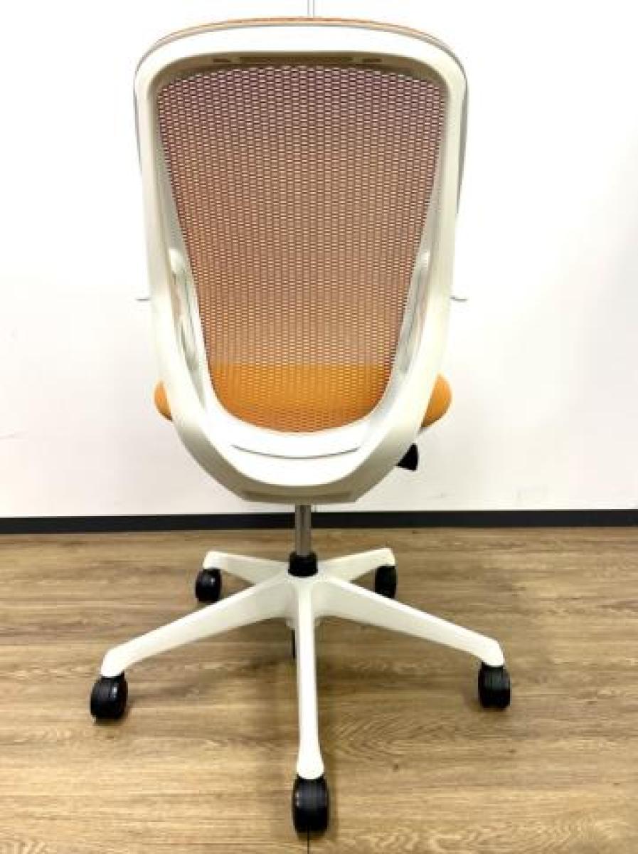 at　オカムラ　シルフィーチェア　ローバック　固定肘　前傾機能　メッシュ　中古品 中古】シルフィー オカムラ/okamura 肘付ローバックチェア 532073