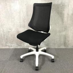 【在庫入替セール品】【姿勢の変化にフレキシブルに対応！スタイリッシュなデザインのメッシュチェア！】■イトーキ（ITOKI）製　エフチェア　肘無しハイバック　■メッシュバック　■背座面ブラック×ホワイトシェル【弊社使用欄：	A01021072 K】