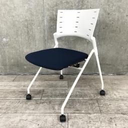 【関東倉庫在庫品】【キャスター付きで移動しやすい！会議やセミナーにオススメ！】■イトーキ製　マノス　ネスティングチェア　■ネイビー【弊社使用欄：A01006965】【ECBMC】【在庫入替セール品につき限定特価！】
