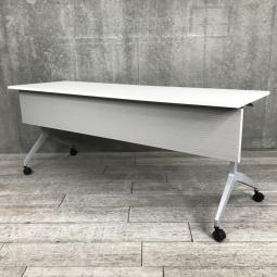 【天板跳ね上げ式でコンパクトに収納！キャスター付きで移動も楽々！】■ウチダ製　パラグラフシリーズ　サイドスタックテーブル　■キャスター付　幕板付　■ホワイト