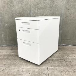 【平机・フリーアドレスデスクのお供に最適なデスクインワゴン！】■コクヨ（KOKUYO）製　ピクサ2シリーズ　3段ワゴン　デスクインワゴン　H610mm　■ホワイト　■キャスター付き　■シリンダー錠