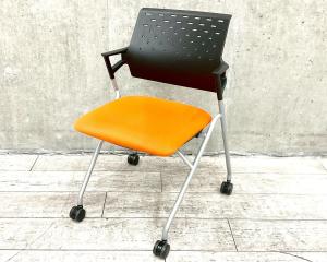 【定価約5万円】【使わない時は平行に重ねて収納！肘付きで長時間の会議も安心の座り心地】■コクヨ（KOKUYO）製　ピエガシリーズ（Piega）　ネスティングチェア　ミーティングチェア　■固定肘　■背パッド無し/ブラック　座面：オレンジ　■キャスター付 【弊社使用欄：A01034208】
