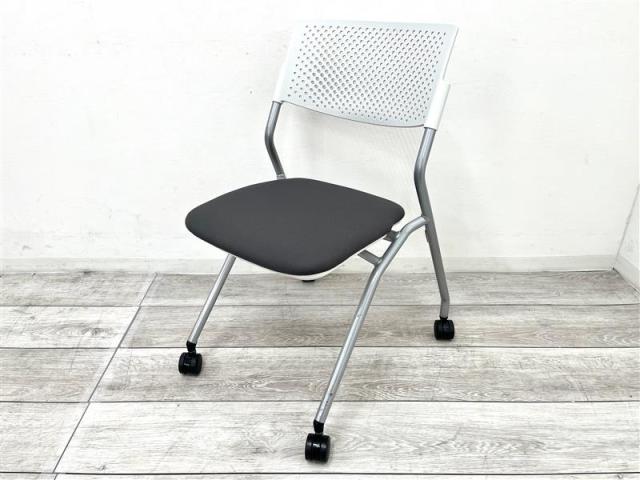 【定価約3万円】【コンパクトかつスタイリッシュなデザイン！折り畳み収納可能なネスティングチェア】■内田洋行/FM-265　■ネスティングチェア　■キャスター付き　■背ホワイト×座グレー