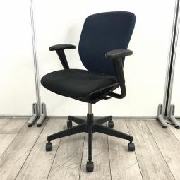 【一人ひとりにマッチする座り心地！ミドルクラスの定番チェア！】■イトーキ（ITOKI）　プラオ（PRAO）　肘付き　ローバック　■可動肘　■ランバーサポート付き　■背面ネイビーブルー×座面ブラック【2509】弊社使用欄【A01034453】