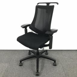 【スタイリッシュなデザインのメッシュチェア！】■イトーキ製　エフチェア　可動肘付　ブラック　背裏：ストライプメッシュ　ハンガー付　■高機能で座り心地も抜群！姿勢の変化にフレキシブルに対応！【肘新型タイプ】