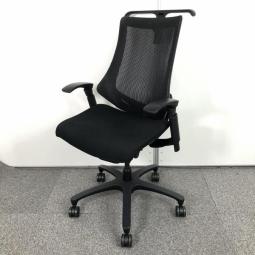 【三次元フォルムが腰にフィット！】■イトーキ　エフチェア　可動肘付　ブラック　背裏：ストライプメッシュ　ハンガー付　■自由な動きと疲れにくく快適な座り心地を実現！【ITOKI　fチェア】