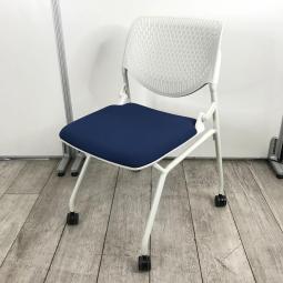 【在庫入替セール品】【シンプルなデザインで使いやすいチェア！まとめて入荷しました！】■オカムラ（okamura）製　ルナチェア　ネスティングチェア　ミーティングチェア　■背ヌードメッシュ　■キャスター付　■背面ホワイト×座面ブルー【弊社使用欄：A01021501】