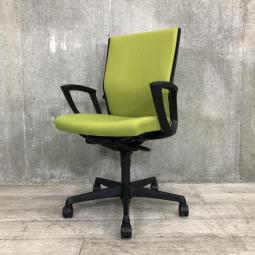 【オフィスの定番チェア！起業や入替に！】■okamura（オカムラ）製　ESCUDO/エスクードチェア　肘付ハイバック　■ライトグリーン　■ランバー付　【長時間のデスクワークもランバーが快適にサポート！】