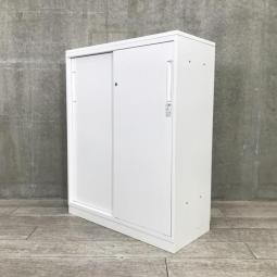 【手狭なオフィスで大活躍！導線を確保できる引き違い戸のキャビネット！】■コクヨ（KOKUYO）製　エディアシリーズ（EDIA）　引き違い書庫　2枚扉　ローキャビネット　■天板付き/ベース付き　■シリンダー錠　■ホワイト【2506】弊社使用欄【A01019736】