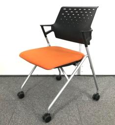 【楽な姿勢をキープしたまま快適に業務を遂行できるミーティングチェア！】■コクヨ(KOKUYO)　Piega(ピエガ)シリーズ　ネスティングチェア　タンジェリン/オレンジ　■シンプルで質感の高いデザイン！