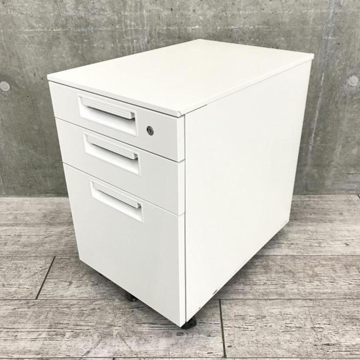 【在庫セール品・1台限定】【T9】■プラス（PLUS）　JSシリーズ　3段ワゴン　デスクインワゴン　■ホワイト　■高さ605mmタイプ　■キャスター付き　■シリンダー錠　【平机・フリーアドレスデスクのお供に最適なサイドキャビネット！！】
                        その他シリーズ
                                    中古
            