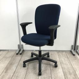 【オフィスに求められる基本性能を備え、コスパにも優れたベーシックチェア入荷！】■イトーキ（ITOKI）製　リエットR（Lietto-R）チェア　肘付ハイバック　■可動肘　■ネイビーブルー×ブラックシェル