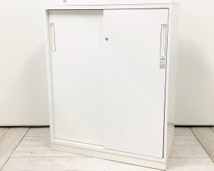 【使い勝手抜群！】天板付きの2枚引き戸書庫が入荷！A4ファイルを3段収納可能！ハイカウンターとしてもおすすめ！
■コクヨ/エディア（EDIA）/ホワイト　2枚引き違いキャビネット