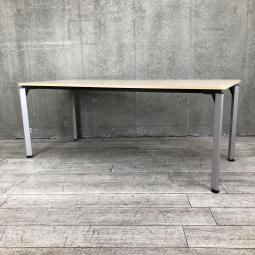 【4人～6人での会議におすすめ！洗練されたデザインが魅力のミーティングテーブル！】■イトーキ (ITOKI) 製　DEシリーズ　ミーティングテーブル　会議テーブル　■W1800×D750㎜　■4本脚シルバー　■木目ナチュラル