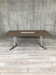 【オカムラ製高級テーブル、ラティオⅡが入荷！人気の高い会議用テーブル！】■オカムラ（okamura）製　ラティオ(RATIO)Ⅱシリーズ　ミーティングテーブル　会議用　W2100×D1100㎜　■配線口　■木目ダーク/ポリッシュ脚