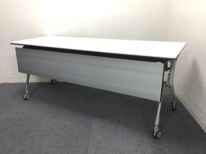 【在庫入替えセール！】オカムラ製のサイドスタックテーブル！！多目的に使えるスタックテーブル　■ホワイト天板/シルバー脚　会議用　研修用　ミーティング　打ち合わせ用　買い増し　増床　ご移転　増員　【AD】※天板裏に割れあり