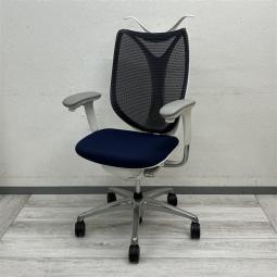 【在庫入れ替えSALE】【上質な座り心地のオフィスシーティング！メッシュで快適に！】 ■オカムラ(okamura)製　サブリナ (Sabrina)　肘付ハイバック　■可動肘　■背もたれメッシュ　■ハンガー付　■ダークブルー　〈岐阜・愛知・三重・静岡・福井〉